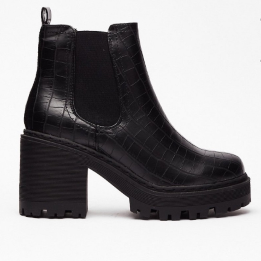 HEELED CHELSEA BOOT